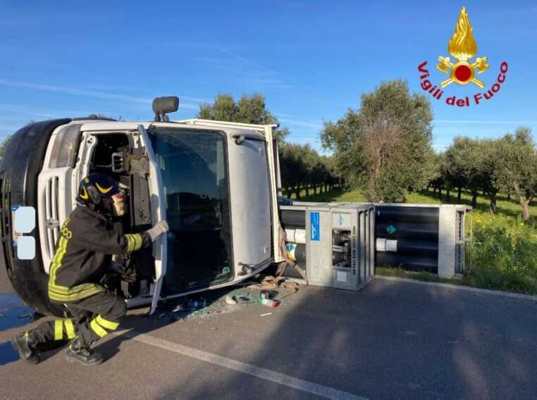 Camion si ribalta e perde il carico di bombole d’ossigeno sulla provinciale nel Brindisino: strada chiusa