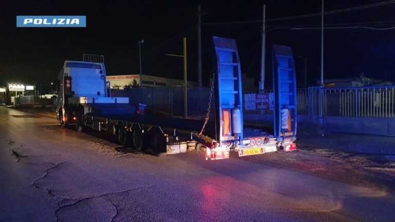 Sfreccia sulla tangenziale con un trattore stradale rubato: ladro messo in fuga ad Andria