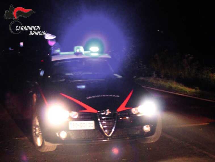 Carovigno, crede che un parente gli rubi energia elettrica e spara contro l’auto: arrestato