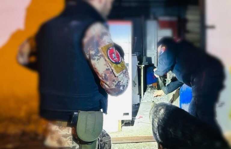 Cani da guardia e clientela selezionata all’esterno: smantellata una centrale della droga a Taranto