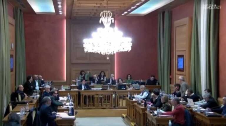 Consigliere comunale contro una collega: «Stai zitta». Bagarre in Aula a Corato – VIDEO
