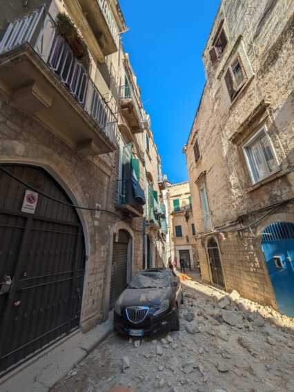 Galleria foto 'Trani, paura in centro: la facciata di una palazzina crolla su un’auto in sosta' - foto 2