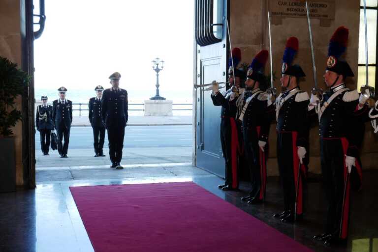 Bari, il generale De Vita visita il comando provinciale dei Carabinieri. Poi l’incontro col Prefetto