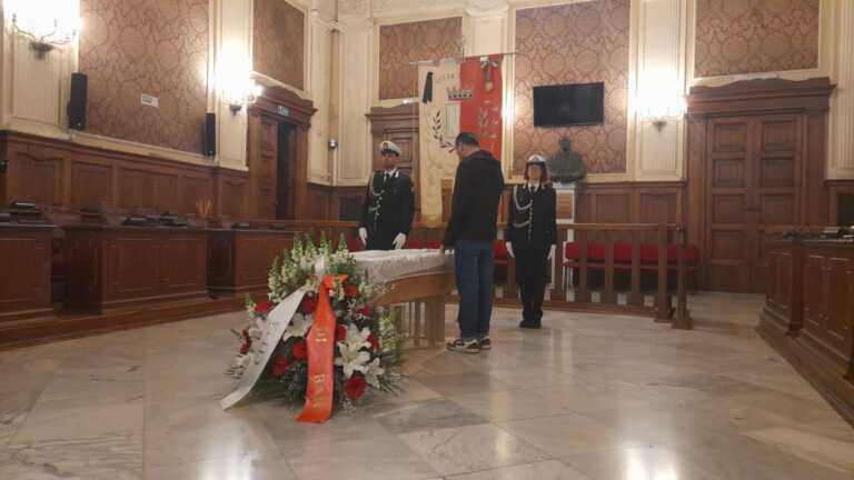 Bari, in Comune la camera ardente per Simeone Di Cagno Abbrescia: «Un sindaco resta sempre sindaco» – VIDEO
