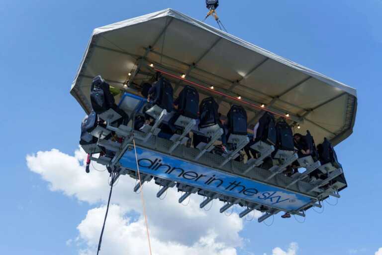 Dinner in the sky arriva a Mola: prezzi e menù del ristorante sospeso a 50 metri d’altezza