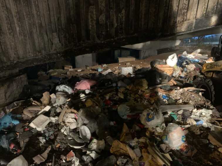 Galleria foto 'Bari, maxi discarica sotto al ponte di via Tatarella: rimosse 9 tonnellate di rifiuti – VIDEO' - foto 1