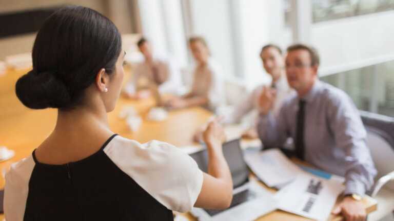 Verso l’8 marzo, una corsa a ostacoli: sette donne su dieci subiscono molestie al lavoro