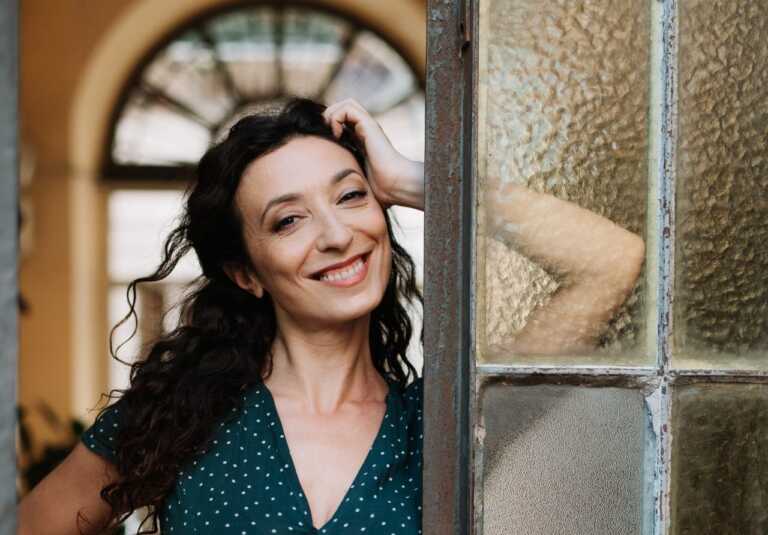 Dopo Lolita Lobosco, Claudia Lerro riparte dal teatro: il debutto nella “sua” Puglia