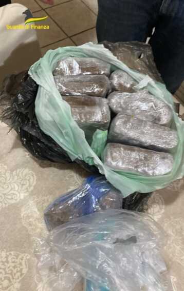 Galleria foto 'In casa più di 4 chili di droga e un’agenda con gli incassi della vendita: un arresto a San Severo' - foto 1