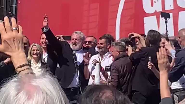 Manifestazione in piazza del Ferrarese: Emiliano canta il “Balletto barese” dal palco – VIDEO
