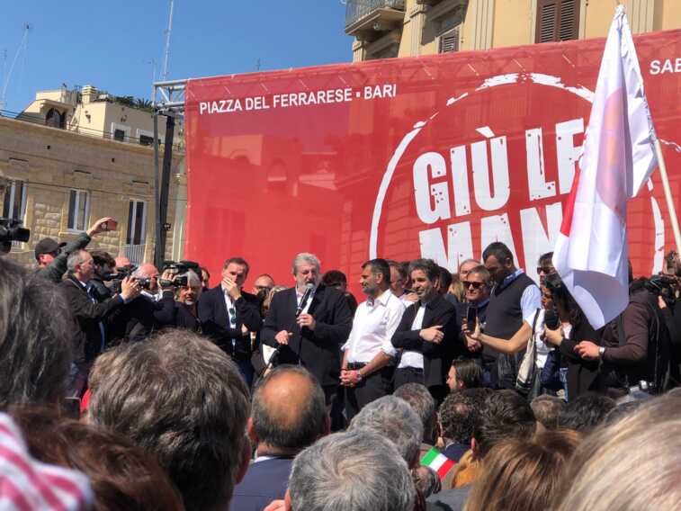 “Giù le mani da Bari”, Emiliano commosso: «È una giornata di festa. Tutta la Puglia è qui» – VIDEO