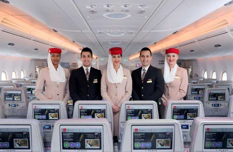 Emirates cerca assistenti di volo a Bari, stipendio iniziale di 2700 euro: tutti i requisiti per la selezione