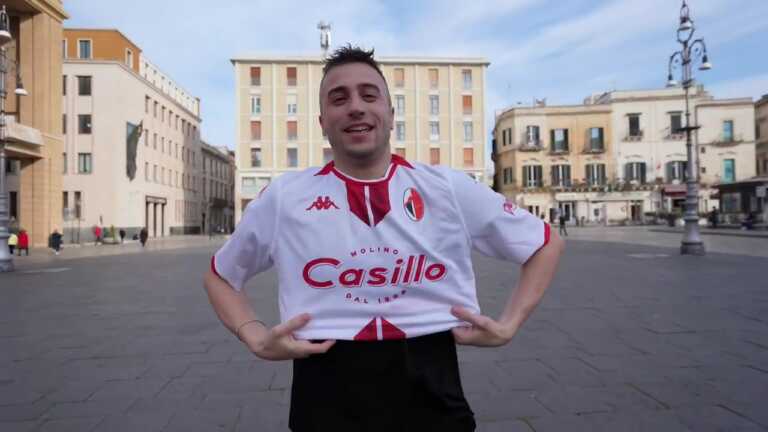 Passeggiare a Lecce con la maglia del Bari è pericoloso? L’esperimento dello youtuber – VIDEO