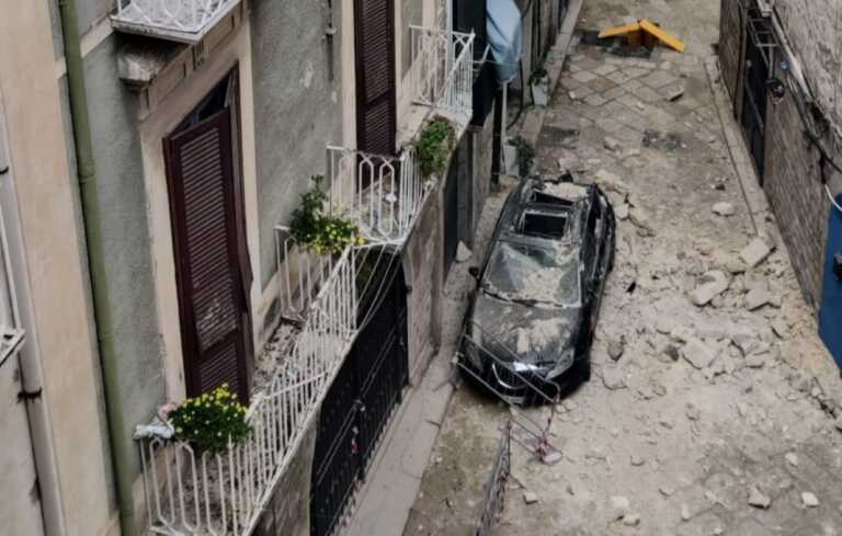Trani, paura in centro: la facciata di una palazzina crolla su un’auto in sosta