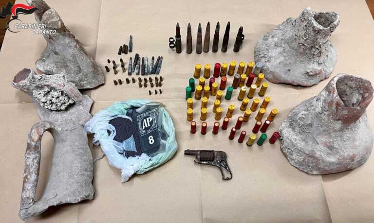 Un arsenale con esplosivo, armi e munizioni da guerra in casa: arrestato un 84enne a Sava