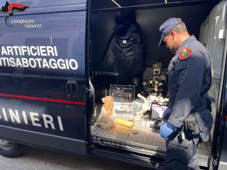 Galleria foto 'Un arsenale con esplosivo, armi e munizioni da guerra in casa: arrestato un 84enne a Sava' - foto 1