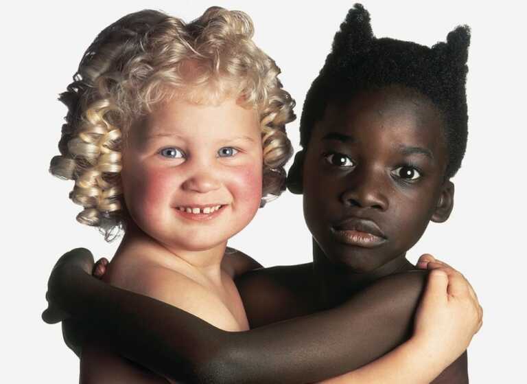 Vieste, le foto iconiche di Oliviero Toscani in mostra al museo archeologico Petrone
