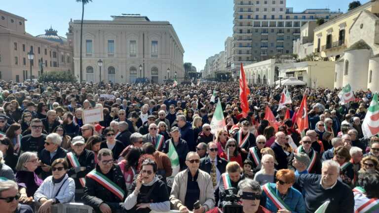 Bari si mobilita per Antonio Decaro, tantissimi in piazza del Ferrarese: «Giù le mani dalla città» – VIDEO