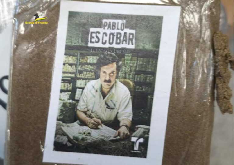 Lucera, sequestrati 11 chili di hashish: sui panetti la foto di Pablo Escobar. Due arresti – VIDEO
