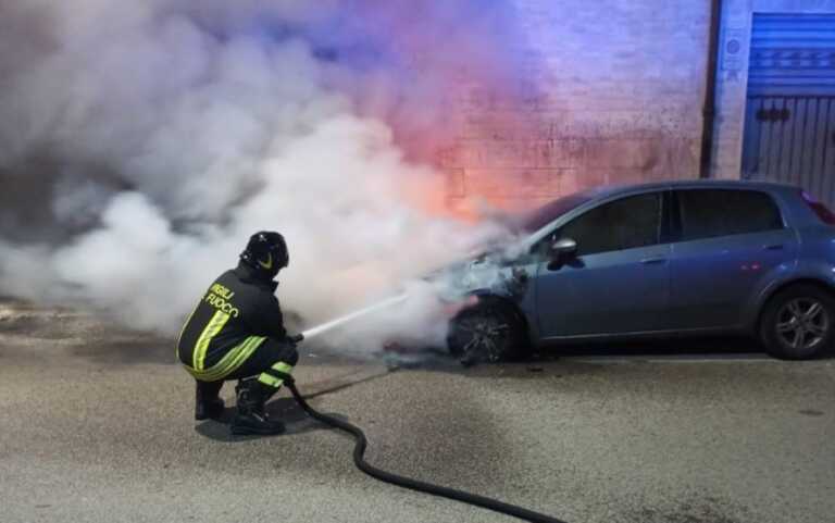 Due incendi nella notte a Brindisi: a fuoco un negozio di alimentari e un’auto