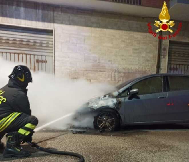 Galleria foto 'Due incendi nella notte a Brindisi: a fuoco un negozio di alimentari e un’auto' - foto 1