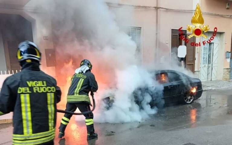 Paura a Cellino San Marco, auto appena parcheggiata prende fuoco: salvo il conducente