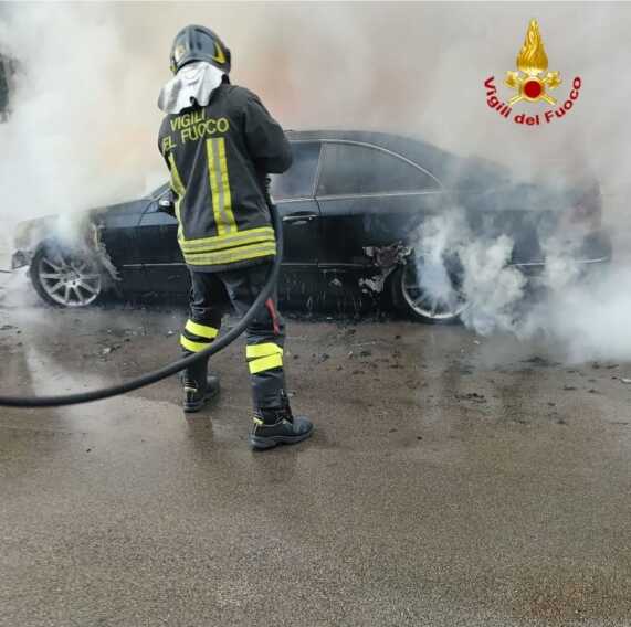 Galleria foto 'Paura a Cellino San Marco, auto appena parcheggiata prende fuoco: salvo il conducente' - foto 2