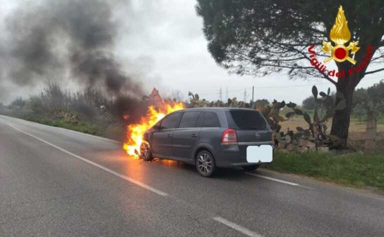 Tuturano, auto in marcia avvolta dalle fiamme: in salvo una coppia. Sul posto i vigili del fuoco