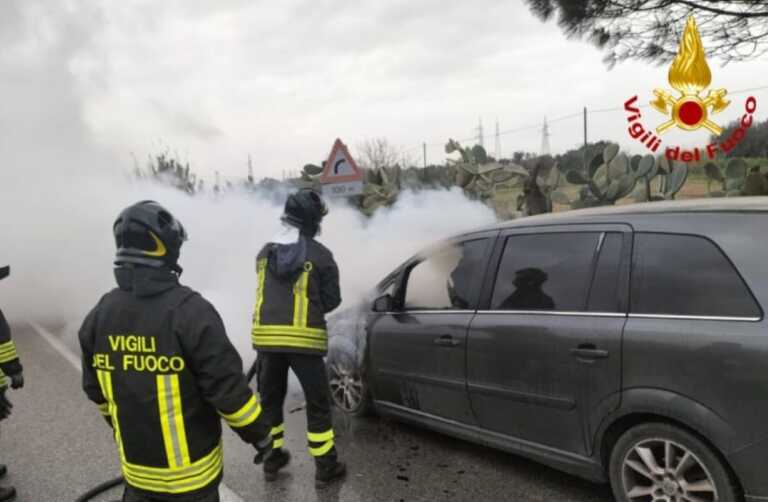 Galleria foto 'Tuturano, auto in marcia avvolta dalle fiamme: in salvo una coppia. Sul posto i vigili del fuoco' - foto 1