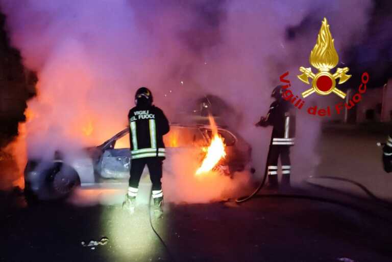 Notte di fuoco nel Salento: quattro auto distrutte in tre incendi a Calimera e Lizzanello