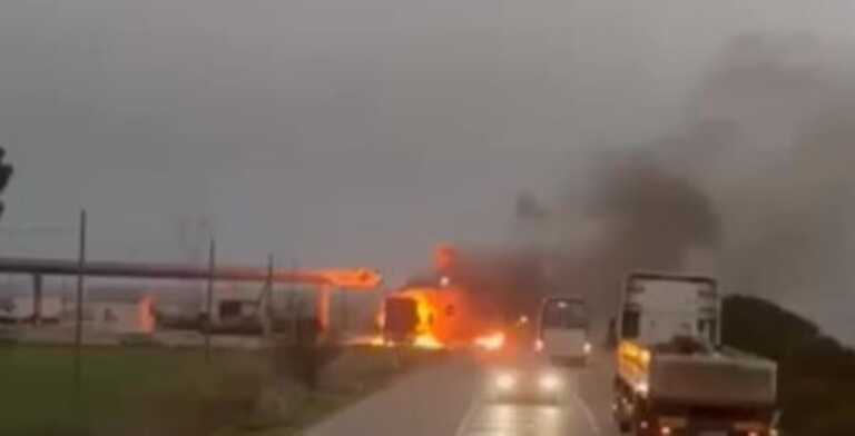 Camion in fiamme in una stazione di servizio sulla statale 100: traffico interrotto