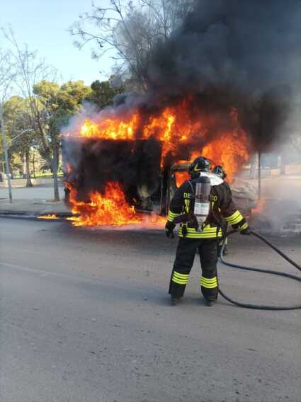Galleria foto 'Andria, panico in viale Gramsci: a fuoco un camioncino. Salvo il conducente' - foto 1