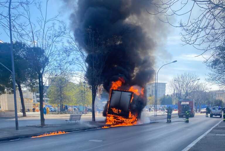 Andria, panico in viale Gramsci: a fuoco un camioncino. Salvo il conducente