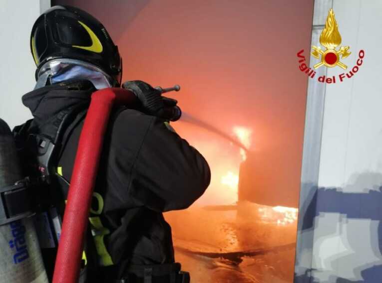 Fiamme in un capannone a Oria: distrutte Porsche e Ferrari. Indagano i carabinieri – VIDEO