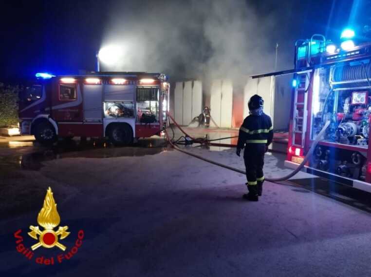 Galleria foto 'Fiamme in un capannone a Oria: distrutte Porsche e Ferrari. Indagano i carabinieri – VIDEO' - foto 1