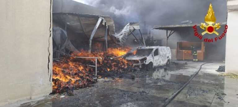 Carovigno, incendio in un negozio: rischio nube tossica. Il sindaco: «Non uscite» – VIDEO