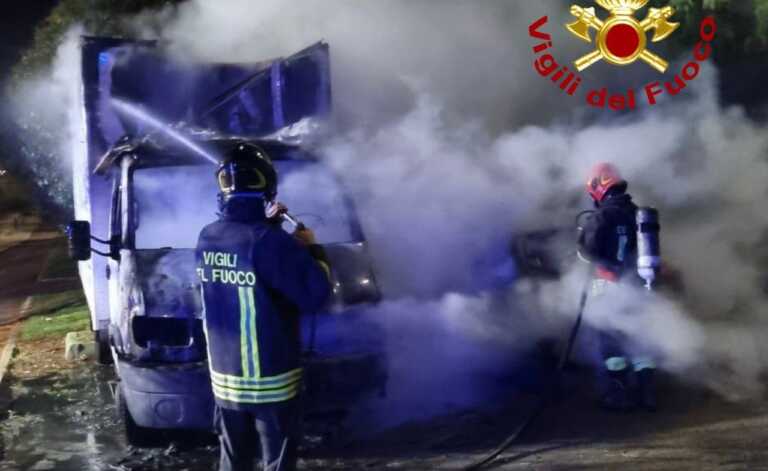 Lecce, furgone in fiamme nella notte: l’incendio danneggia anche un’auto
