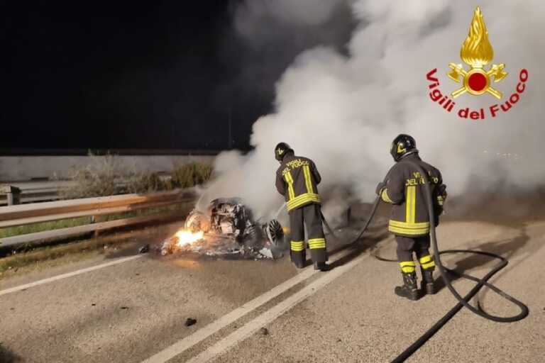 Ostuni, una Jaguar prende fuoco mentre percorre la via Appia: due donne in salvo