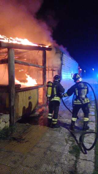 Galleria foto 'Galatone, un incendio distrugge il chioso Kilometro Zero. Il sindaco: «Gesto vile» – VIDEO' - foto 1