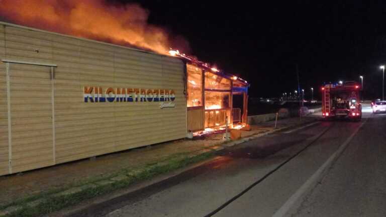 Galatone, un incendio distrugge il chioso Kilometro Zero. Il sindaco: «Gesto vile» – VIDEO