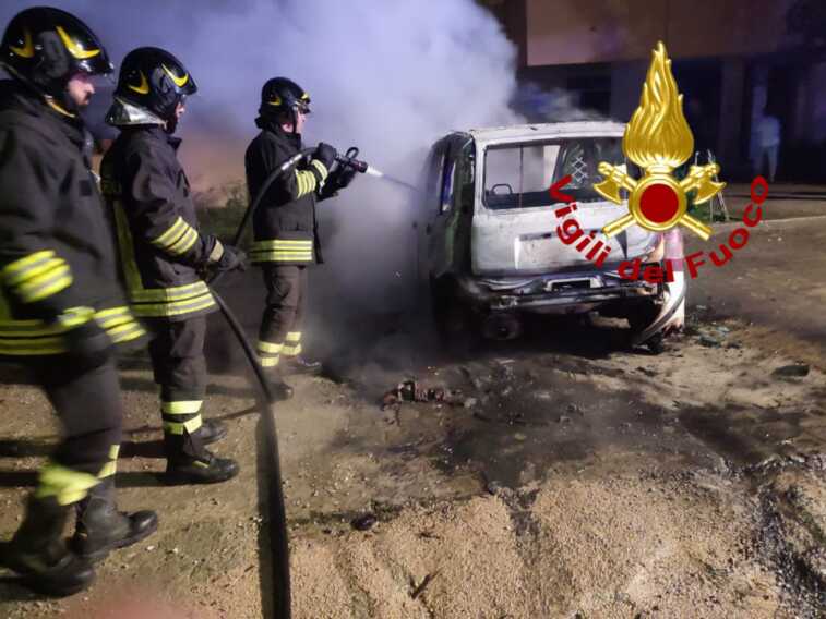 Galleria foto 'Notte di fuoco nel Salento: quattro auto distrutte in tre incendi a Calimera e Lizzanello' - foto 1