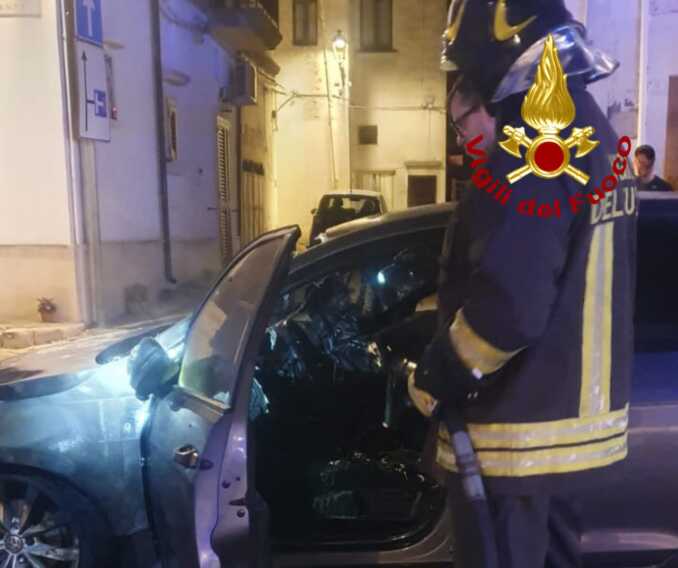 Galleria foto 'Incendio nella notte a Seclì: le fiamme distruggono l’auto di un 39enne' - foto 1