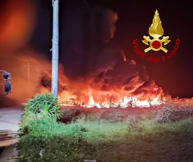 Incendio in un deposito nelle campagne di Veglie: intervengono i vigili del fuoco