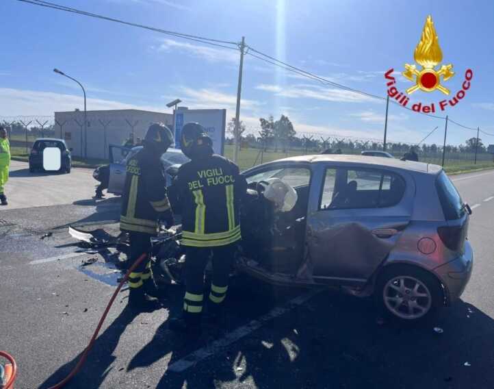 Galleria foto 'Incidente tra Brindisi e San Vito dei Normanni, si aggrava il bilancio: 3 i morti' - foto 1