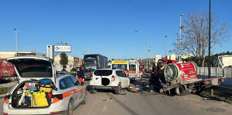 Incidente sulla statale 7 a Massafra, auto contro un camion: un morto e un ferito grave
