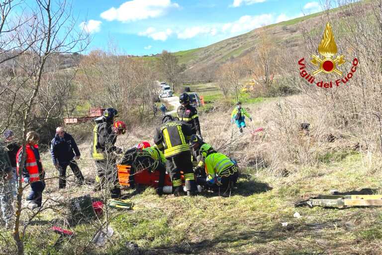 Galleria foto 'Tragedia nell’Avellinese: betoniera finisce fuori strada, muore un 53enne originario di Cerignola' - foto 1
