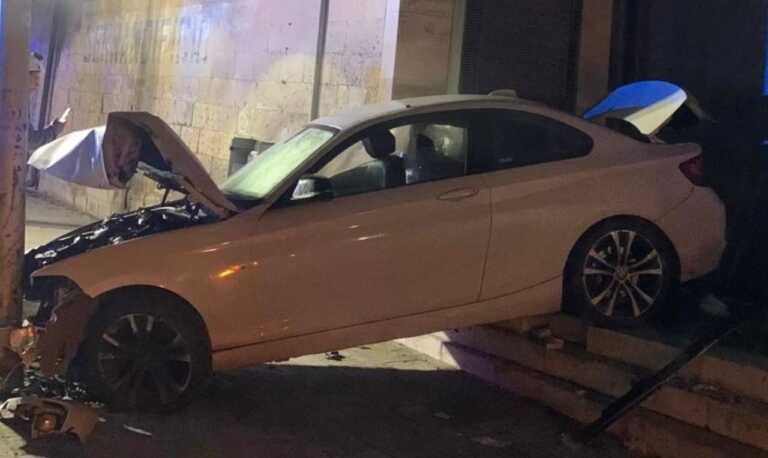 Auto fuori strada a Lecce: resta incastrata tra un palo e l’ingresso delle Officine Cantelmo
