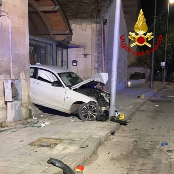 Galleria foto 'Auto fuori strada a Lecce: resta incastrata tra un palo e l’ingresso delle Officine Cantelmo' - foto 1
