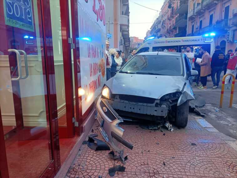 Taranto, investe un 54enne e scappa. Individuata la donna: ipotesi tentato omicidio