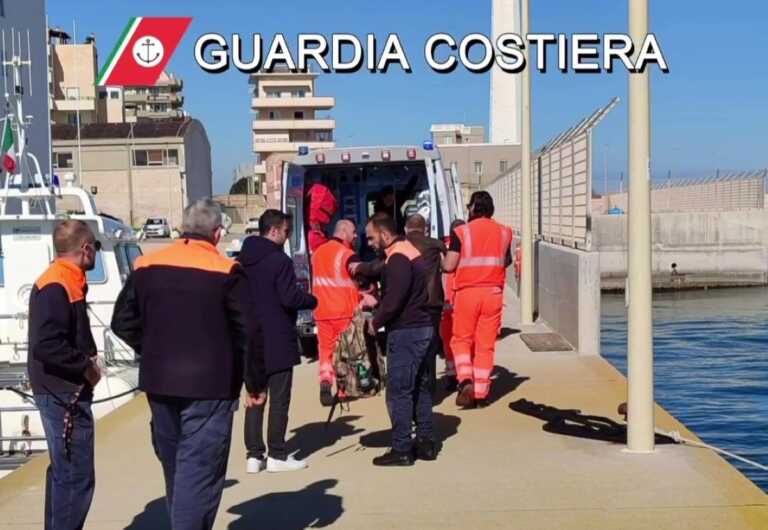 Ha un malore su una motocisterna al largo di Bari: marittimo soccorso dalla Guardia costiera